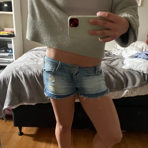 Jeansshorts  - Lågmidjade jeansshorts från mango i mycket bra skick. Pris går att diskuteras.