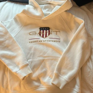 Vit hoodie från Gant med broderad logga - Säljer en vit hoodie från Gant, tidigare köpt från kids branstore men som är för liten