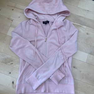 Rosa Juicy zip up - Snygg Juicy Couture zip up med guld/silverdetaljer, några få defekter som enkelt borde kunna gå bort. Säljer för 70kr, pris kan diskuteras 🪽