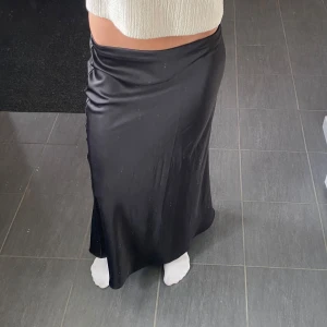 Svart långkjol från Zara - Supersnygg svart satin långkjol från Zara 😇 