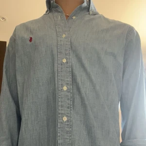 Blå skjorta från Ralph Lauren - Snygg ljusblå skjorta från Ralph Lauren i klassisk passform. Skick 9/10. Storlek M, perfekt nu till sommaren. Nypris 1499 kr. Säljes för 399 .😃😇