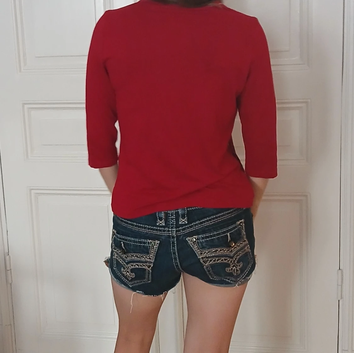 Röd topp med spets och tryck - 1