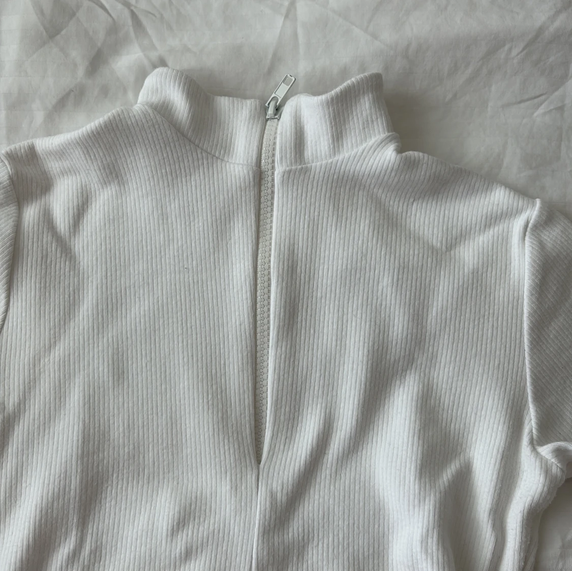 Vit ribbad polotopp med dragkedja - 1