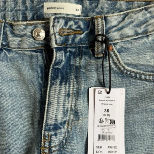 Low straight jeans Gina Tricot - Helt nya jeans ifrån Gina Tricot i modellen ”low straight jeans”. De är i färgen original blue och är helt oanvända med prislappen kvar. Nypris 499kr.