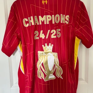 Liverpool Champions tröja 24/25  - Helt oanvänd Liverpool fotbollströja 24/25 med champions trycket eftersom vi tog hem ligan 🏆Den är helt oanvänd!