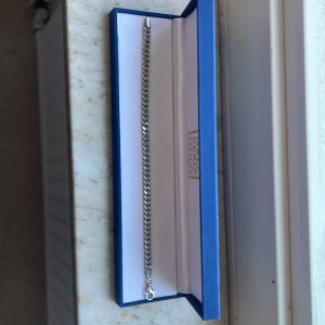 Silverarmband från Hallbergs Guld - Stilrent silverarmband från Hallbergs Guld med klassisk pansarlänk och karbinhake. Armbandet har en snygg, tidlös design som passar perfekt till din vardagsstil. Levereras i originalask. NYPRIS:1090kr 