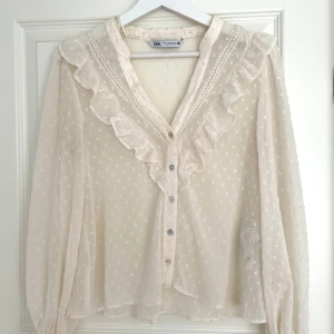 Populär blus Zara - Jättesöt blus från Zara, jättebra skick i storlek xs. Superfina detaljer! Säljer då den inte kommer till användning 🩷