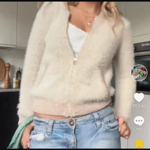 Trendig zara kofta  - As snygg kofta !! Ganska liten i storleken och sitter tight så inte exakt som på bilden ❤️❤️❤️❤️