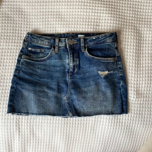 Lågmidjad jeanskjol - Säljer denna jättefina blåa jeanskjol från hm men som jag har klippt så att den ska bli kortare💕Den har en midjelängd på 33cm och en längd på 28cm cirka så skulle säga att den är i xs/s🥰❤️ Lämna gärna prisförslag!💕