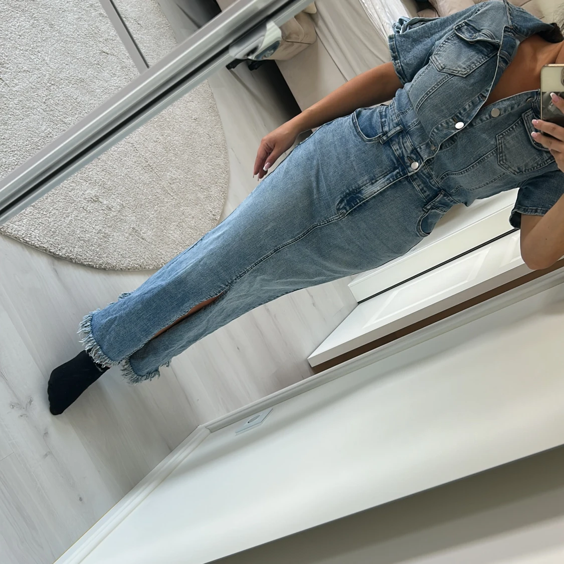 Lång jeansklänning med slits - 1