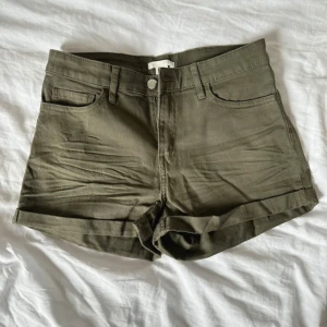 Olivgröna jeansshorts - Snygga olivgröna jeansshorts. Perfekta för varma dagar och enkla att matcha med allt. Materialet känns mjukt och skönt mot huden