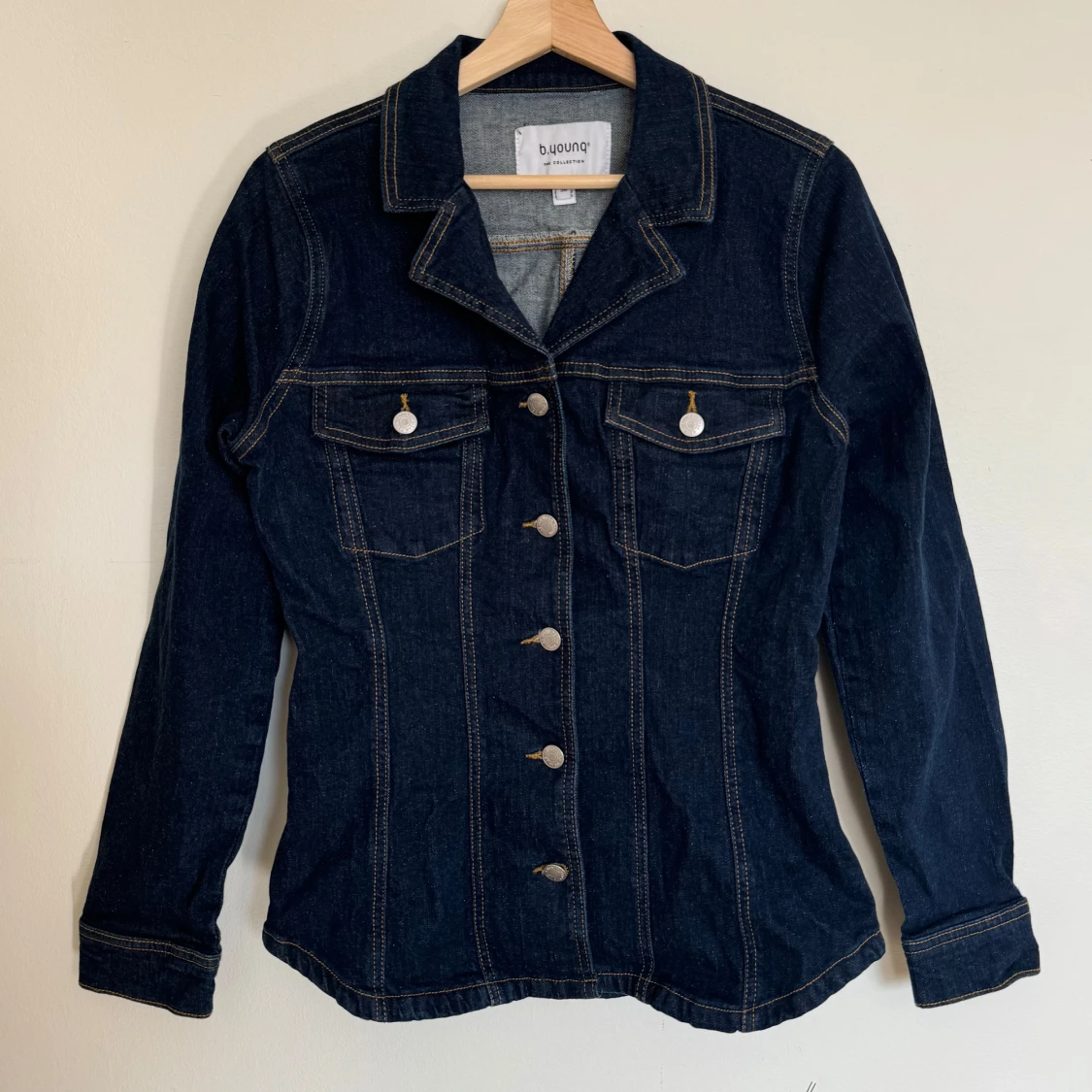 Mörkblå jeansjacka från b.young - 1