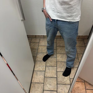 Jack & jones jeans blå - Blåa jack & jones jeans. Storlek 30 32.