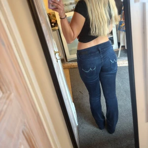 Mörkblå ltb jeans  - Säljer demhär skit snygga ltb jeansen! Använda fåtal gånger då dem sitter lite för tajt på mej. Storlek 29. Bara skriva vid frågor💕