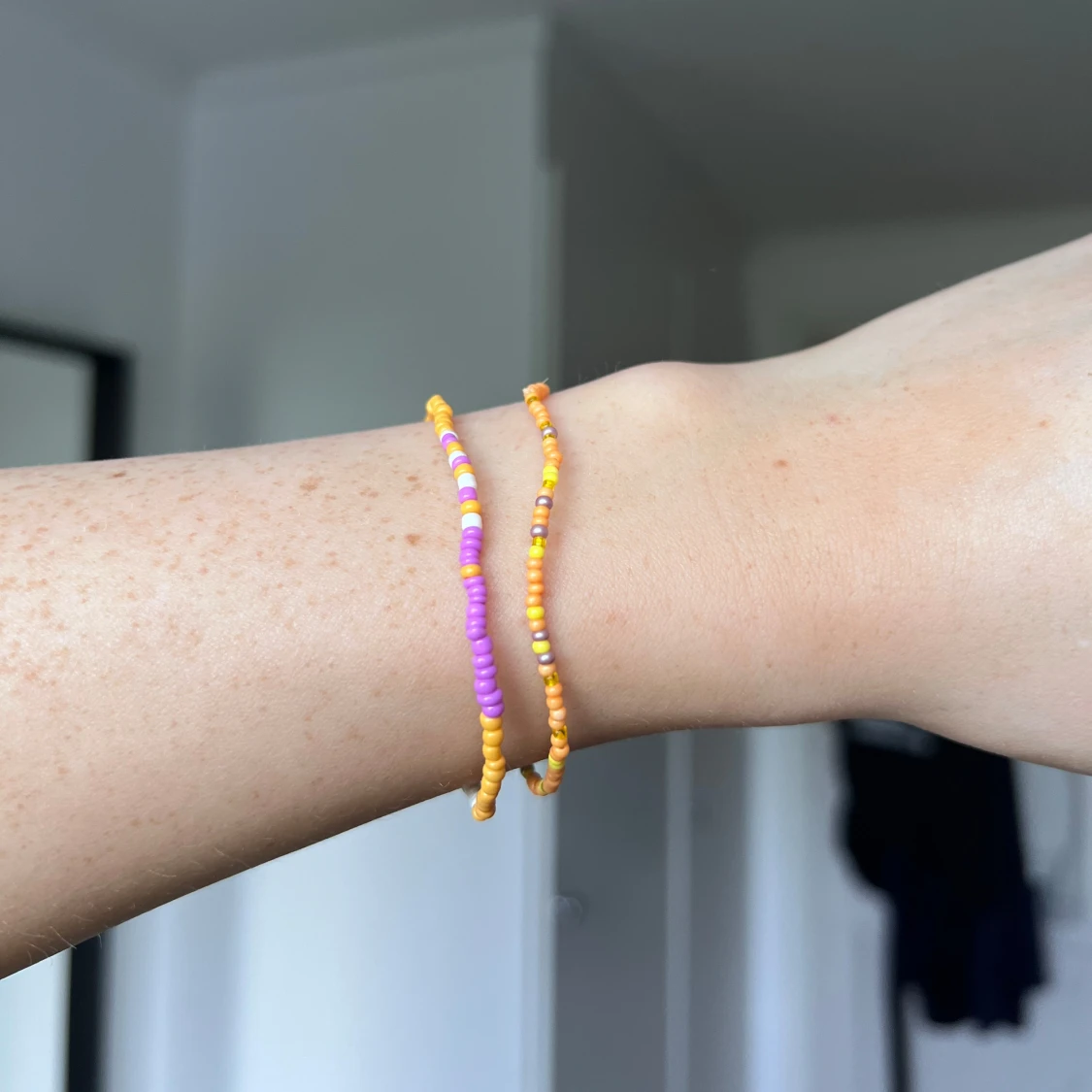 Färgglada pärlarmband i lila och orange - 2