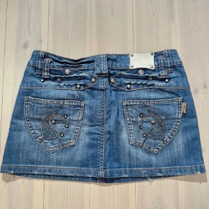 Low jeanskjol  - Midjemått: 37cm. Längd: 30cm. Kolla in min profil och följ för fler plagg🙌 JUST NU 50% på utvalda plagg! Massvis med nedsatta priser