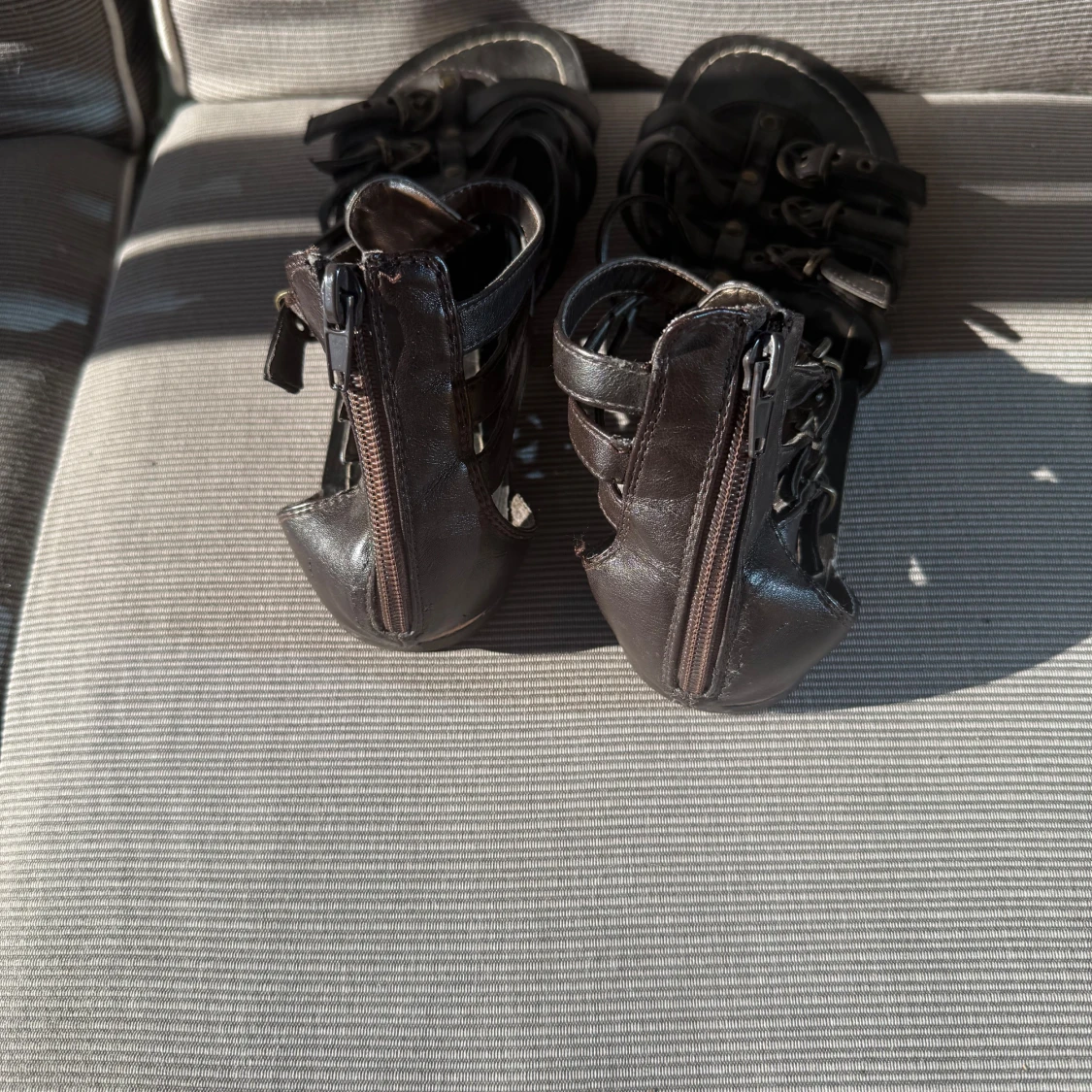 Svarta gladiatorsandaler med dragkedja - 1