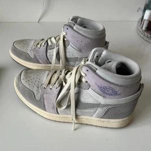 Nike Air Jordan 1 - Storlek 40, passar till de med strlk 39 också, ganska små i storlek. Ändå bra skick, pris kan diskuteras! 💕Använts med crease skydd