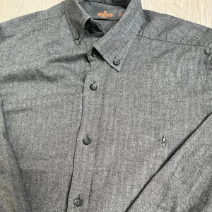 Grå skjorta i ull från Morris XS - Oerhört snygg grå skjorta från Morris. Är i storlek Xs men väldigt stor och lutar mer åt S hållet. Perfekt för dig som gillar stilrea skjortor🤝🙌