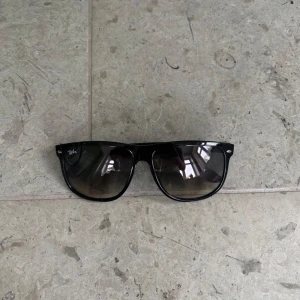 Rayban solglasögon - Helt nya raybans, Ask medföljer ocj kommer fram nya, ej påklädda, fräscha och perfekta för sommaren, 