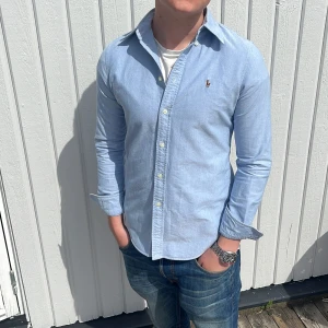 Ljusblå Ralph Lauren Skjorta - Tja! Säljer nu denna galet feta Ralph Lauren Skjortan! Toppskick utan några defekter, 9/10! Färgen är Ljusblå, riktigt fet nu till sommaren!🌟Storlek S Custom Fit, Fits= S Slim Fit! Äkta med Supplier Number osv! Hör av dig vid fråga eller fundering!🌟 