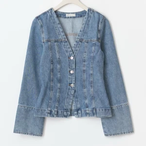 Jeansjacka Gina Tricot  - Säljer en snygg jeansjacka från Gina tricot i storlek M. Jackan är använd en gång och är därför i mycket bra skick, kontakta mig för egna bilder! Köpt för 600 kr!