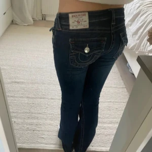 True Religion mörkblå bootcut jeans - Säljer mina älskade Ture religion jeans i storlek 25!☺️Köptes för 1299kr! Är 170cm lång! De är i modellen Becca mid waist men sitter som Lågmidjade jeans på mig! Använda typ 3ggr då jag har så mycket andra jeans. De är som nya🥰