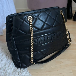 Handväska  - Handväska från Valentino, fint skick. 