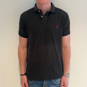 Ralph lauren piké - Ralph lauren piké | Skick: 7/10 | L (passar M) | Fraktar via postnord eller instabox på köparens bekostnad | Hör av dig vid minsta fråga eller fundering! 
