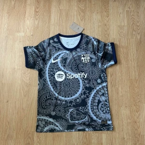 Barcelona tröja - Unik Barcelona fotbollströja från nike. Kortärmad modell med rund hals, officiellt klubbmärke och Spotify-logga på bröstet. Tillverkad i lätt och ventilerande material, perfekt för sommaren