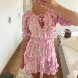 Zara klänning  - Säljer denna super populära och slutsålda klänning från Zara som är helt perfekt nu inför sommaren🙌🏼🙌🏼🥰 väldigt eftertraktad!!