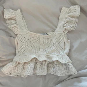 Virkad topp - En virkad topp från Zara, storlek M men sitter som en S. Bra skick, knappt använd🎀