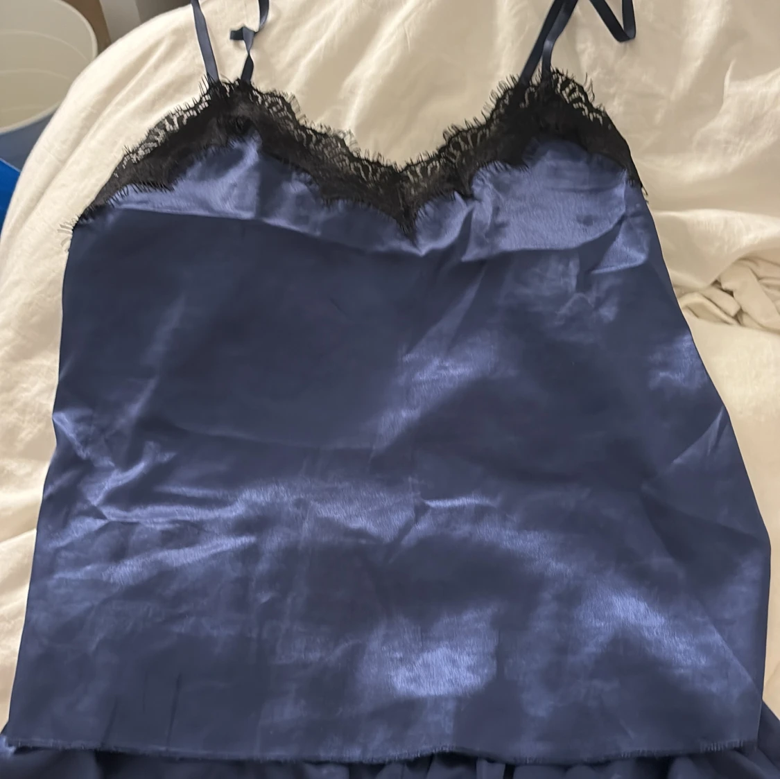 Marinblå linnetopp samt shorts med spetsdetaljer - 1