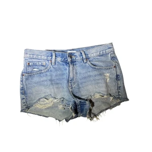 Blå jeansshorts med slitningar - Snygga blå jeansshorts med slitningar. Midjemått 37 cm och 30 cm lång baktill💙