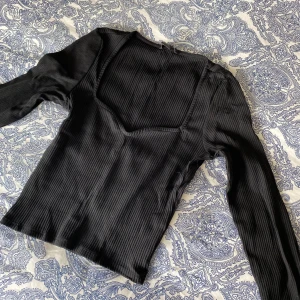 Svart ribbad topp från Monki XS - Säljer denna fina svarta ribbade toppen från Monki i storlek XS, i ny skick💞 