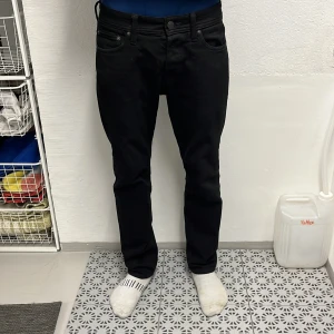 Svarta jeans - Svarta jeans Tapered/Mike fit från Jack and Jones i helt nytt skick oanvändna, 