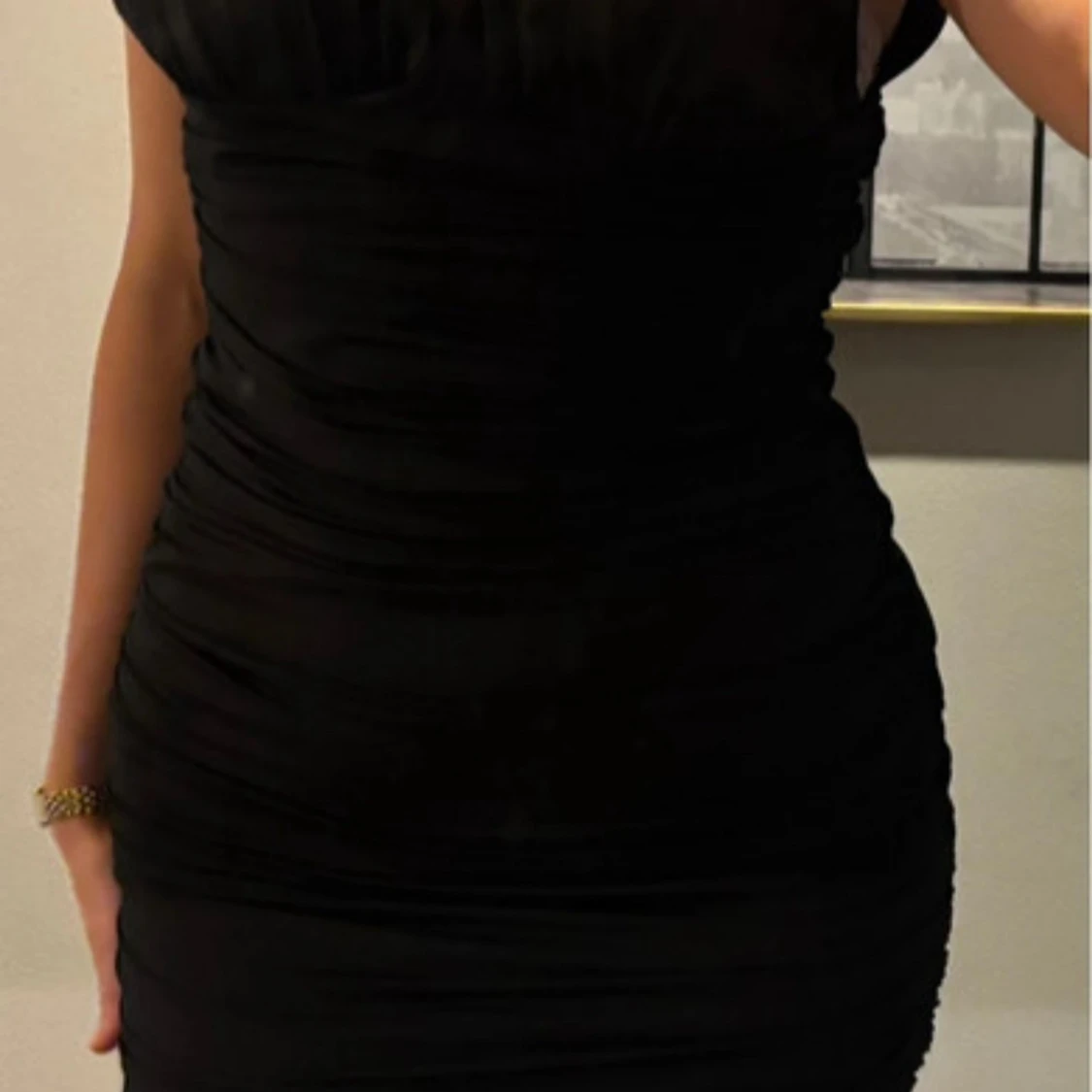 Svart tight kortklänning - 1