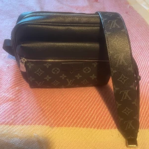 Lv Axelremsväska  - Väskan är i använt skick, den är endast använd under någon enstaka utlandsresa. Säljer endast via Plick appen.