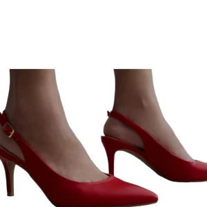 New Look Slingback Pumps, Röd, Nytt - Endast testade . Eleganta röda slingback pumps från New Look. Perfekt för både vardag och fest. Bekväm passform och stilren design. Strl 39. Klackhöjd ca 7 cm