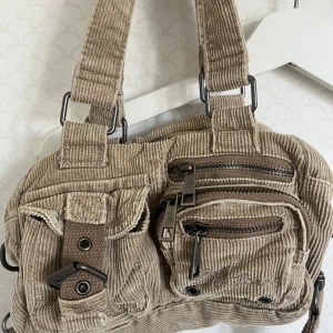 Väska - Väska från Urban Outfitters. Den är liten men ändå rymlig. 