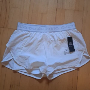 Kappa shorts - Köpta nyligen men passar inte mig, har ej kvitto så kan inte returnera. Inneshorts och fickor, superfina verkligen. Köpta för 170 kr.