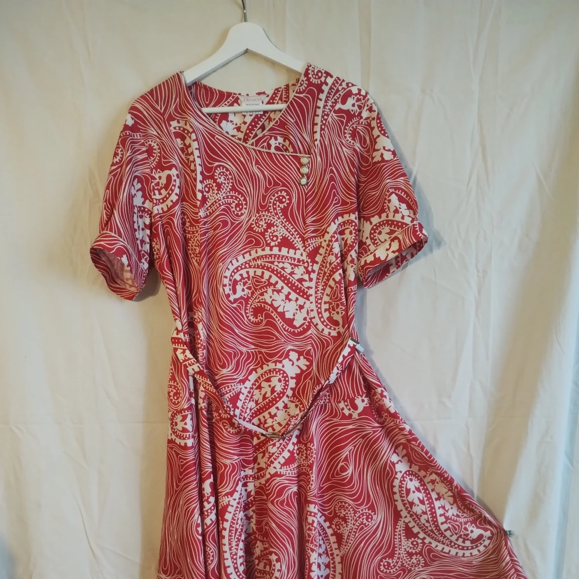 Rödvit klänning med paisleymönster