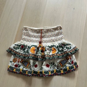 Zara kjol - Eftertrakdad Zara kjol! Säljs inte för något under 325kr! Kom med bud! Storlek xs/S men funker även på mig som brukar ha M eftersom den är stretchig💕 köpare står för frakt! OBS! Tryck inte på köp nu!