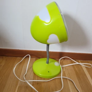 Vintage Ikea Skojig lampa  - Ikea Skojig lampa som går att montera till väggen eller ha som bordslampa. Glödlampa följs med, men saknas plug (se sista bilden) därför billig pris. Lampan är i bra kondition men står accetable pga saknas en bit~♡~♡~ Ikea Skojig lampa that can by used on a table or wall mounted. Lightbulb is included, but is missing the plug (see last picture) hence cheap price. The lamp is in good condition but is listed as acceptable due to missing part 
