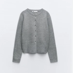 Grå kofta från Zara med knappar - Snygg grå kofta från Zara med rund halsringning och stilrena knappar framtill. Långärmad och i mjukt stickat material som passar perfekt till lager-på-lager. Enkel att matcha med både jeans och kjol.