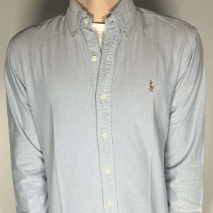 Ralph lauren skjorta  - En riktig snygg och trendig Ralph lauren skjorta i fint skick, storlek M, slimfit, vid frågor är de bara att skriva // Gramenti 