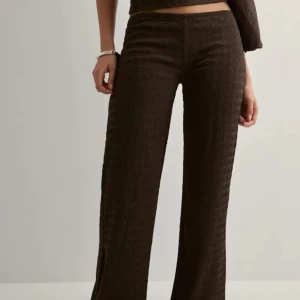 Byxor från Nelly  - Helt nya byxor från Nelly med pris lapp. Byxorna har ett väldigt litet hål vid byxkanten, då jag fick hem dom så därför säljer jag dom billigt, nypris är 350. Skriv privat för frågor❣️