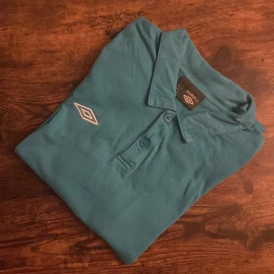 Umbro Pikétröja  - Turkos Umbro pikétröja i storlek M. Enkel, stilren och perfekt för sommaren eller en casual outfit. Skönt material och klassisk passform. Passar både till vardags och streetwear-stil. Bra skick utan fläckar eller hål.