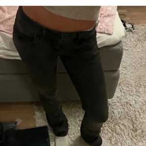 Mörkgrå lowwaist ltb jeans  - Säljer dessa mörkgrå ltb jeans i modellen Valeire, storleken 26x34. Bra skick och inga defekter 🩷 Säljer pågrund av de är förstora för mig.