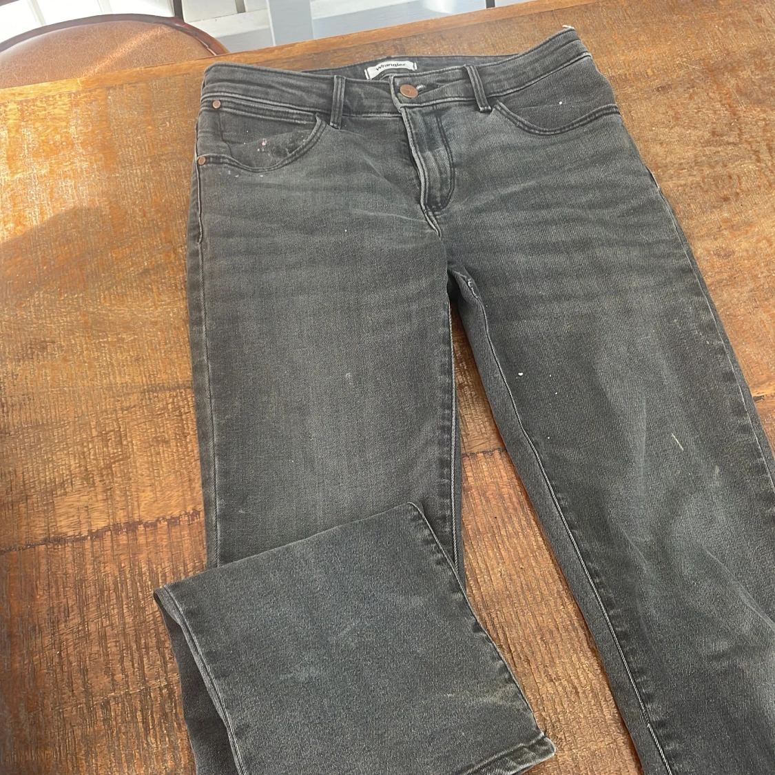 Gråa bootcut jeans från Wrangler - 1